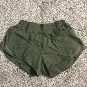 lululemon size 4 hotty hot shorts. 2.5 inseam
